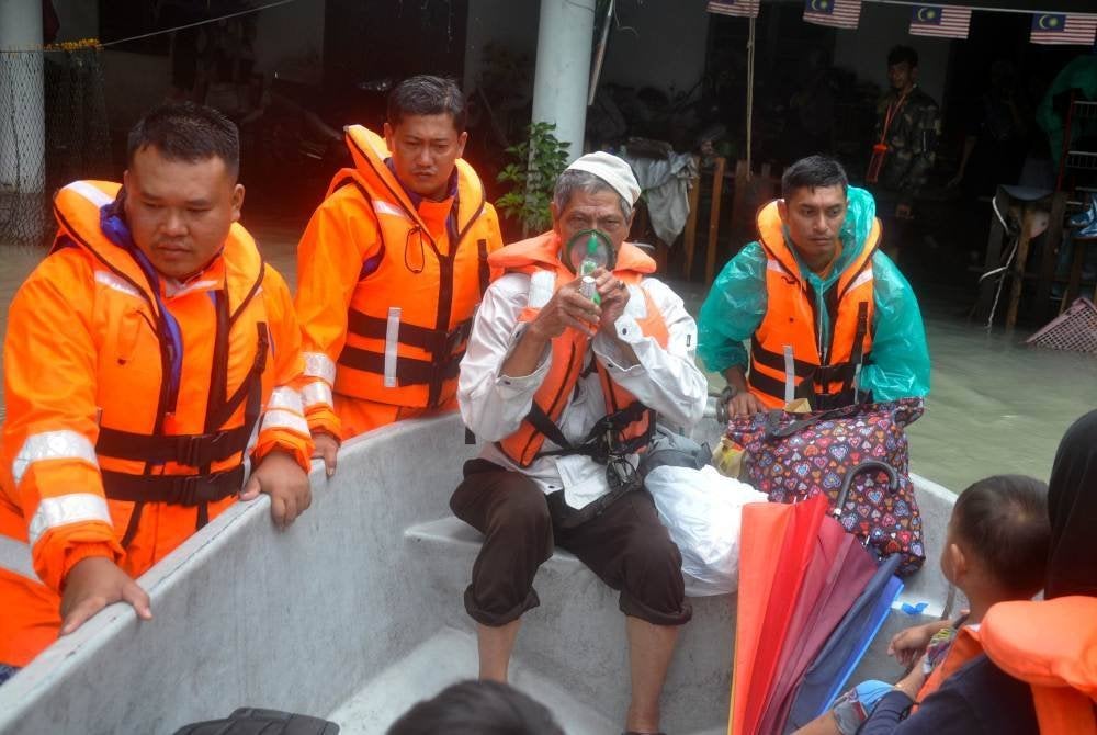 SAMA-SAMA berganding bahu membantu golongan yang memerlukan ketika ujian menimpa. Foto Bernama