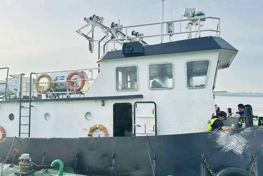 Sebuah kapal tunda berlabuh di jeti perkampungan air Bagan Hailam, Pelabuhan Klang, Selangor yang dipercayai sedang mengepam diesel bersubsidi keluar ke tangki simpanan.