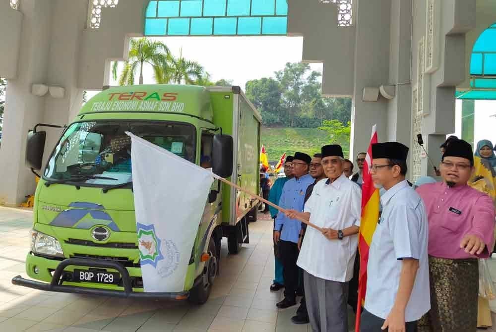 Abdul Aziz (dua dari kanan) pada pelepasan konvoi bantuan banjir di Bangunan Sultan Idris Shah pada Jumaat