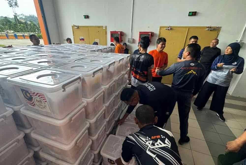 Sebahagian kit bantuan bencana yang diterima APM Pahang ditempatkan di pusat pengumpulan di Ibu Pejabat APM Pahang di Beserah.