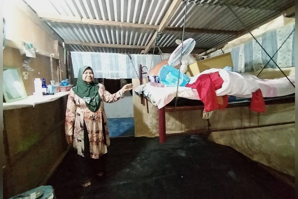 Antara katil yang digantung untuk dijadikan tempat menyimpan barangan.