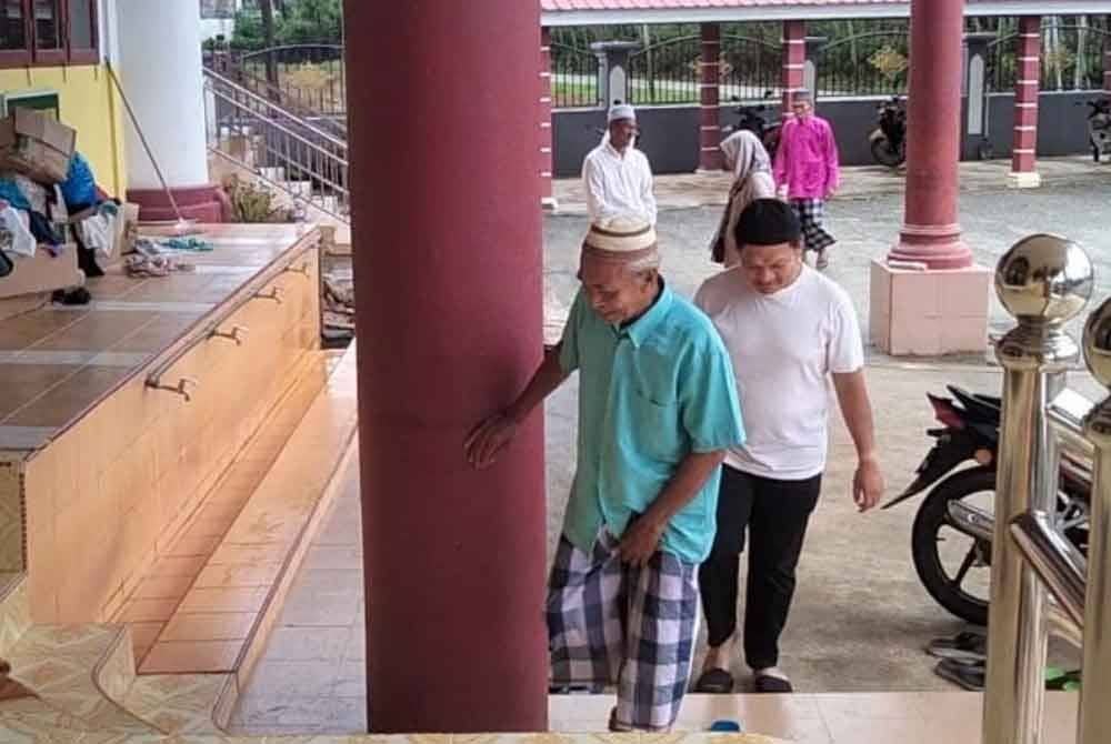 Che Ahmad (depan) bersyukur kerana dapat berjemaah bersama penduduk lain selepas dua kali Jumaat tidak dapat solat Jumaat di masjid itu.
