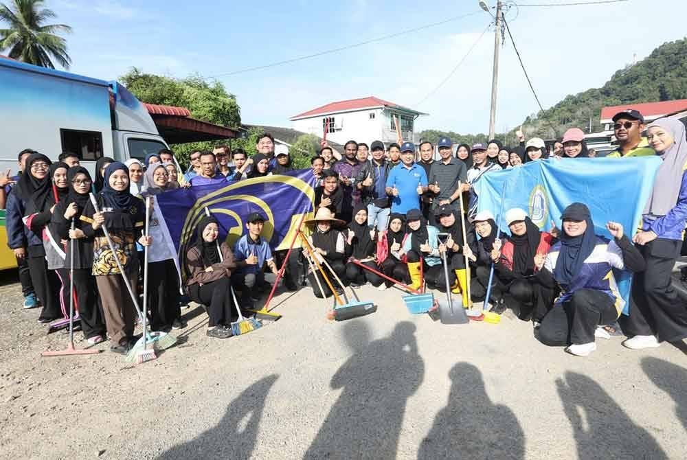 Lebih 200 sukarelawan UniMAP dan UUM turun padang membersihkan rumah dan pusat komuniti di Taman Tabung Haji, Alor Setar pada Khamis. FOTO UNIMAP