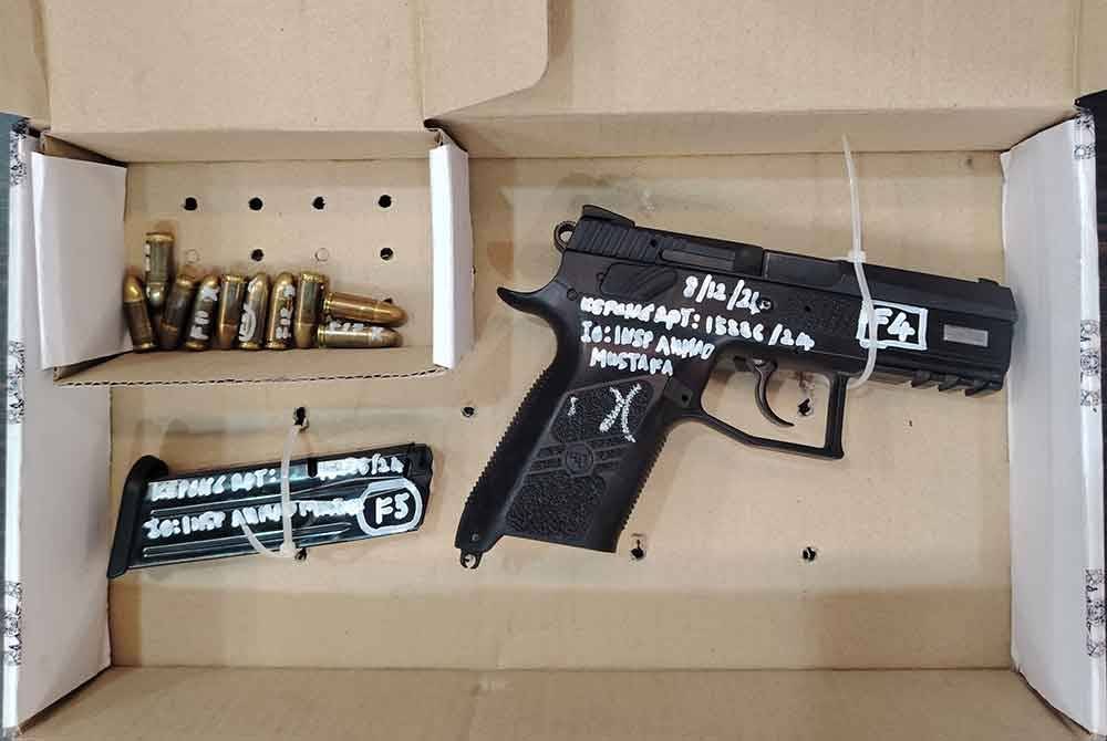 Pistol jenis CZ75 dan 10 butir peluru dirampas polis susulan tangkapan dua suspek menyamar polis di Taman Usahawan Kepong, Kuala Lumpur baru-baru ini.