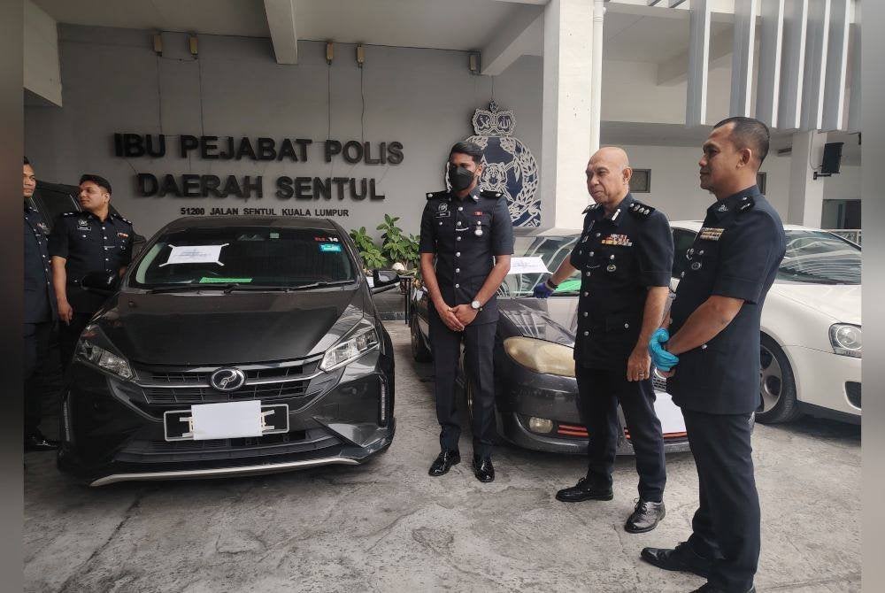 Ahmad Sukarno (dua dari kanan) menunjukkan kenderaan yang dirampas susulan kes curi kabel di ibu negara, baru-baru ini.