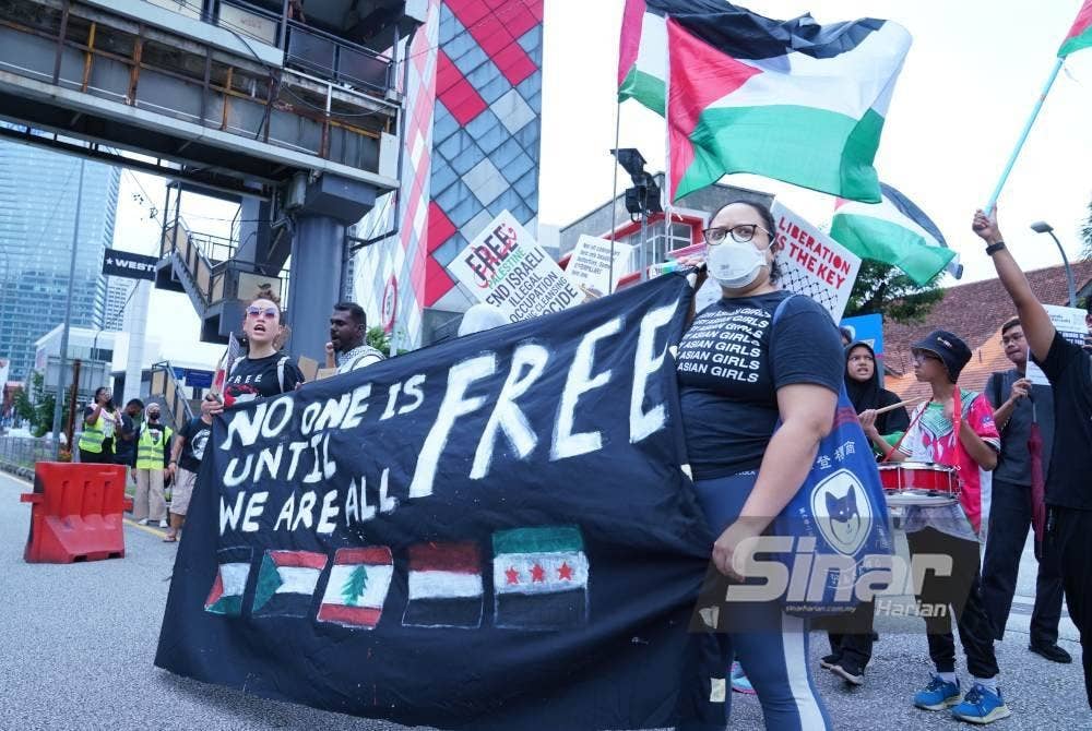 Himpunan March Against Genocide anjuran aktivis GegarAmerika menghantar memorandum ke Kedutaan Jerman dan Amerika di Jalan Tun Razak pada Jumaat bagi mendesak menghentikan pembunuhan beramai-ramai di Gaza, Palestin termasuk menghentikan serangan di Lubnan,Yemen dan Syria. Foto Sinar Harian MOHD HALIM ABDUL WAHID