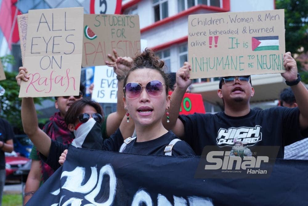 Pelbagai sepanduk dibawa bagi menyatakan solidariti terhadap penderitaan umat Islam di Palestin, Lubnan, Syria dan Yemen. Foto Sinar Harian MOHD HALIM ABDUL WAHID