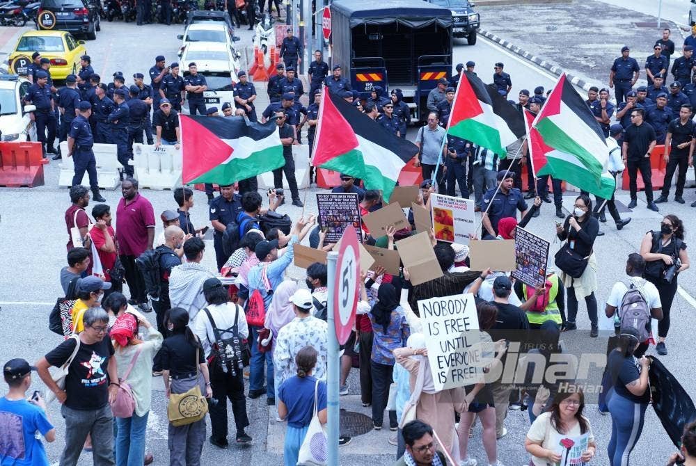 Peserta demonstrasi berkumpul secara aman berhampiran Kedutaan AS di Jalan Tun Razak pada Jumaat. Foto Sinar Harian MOHD HALIM ABDUL WAHID