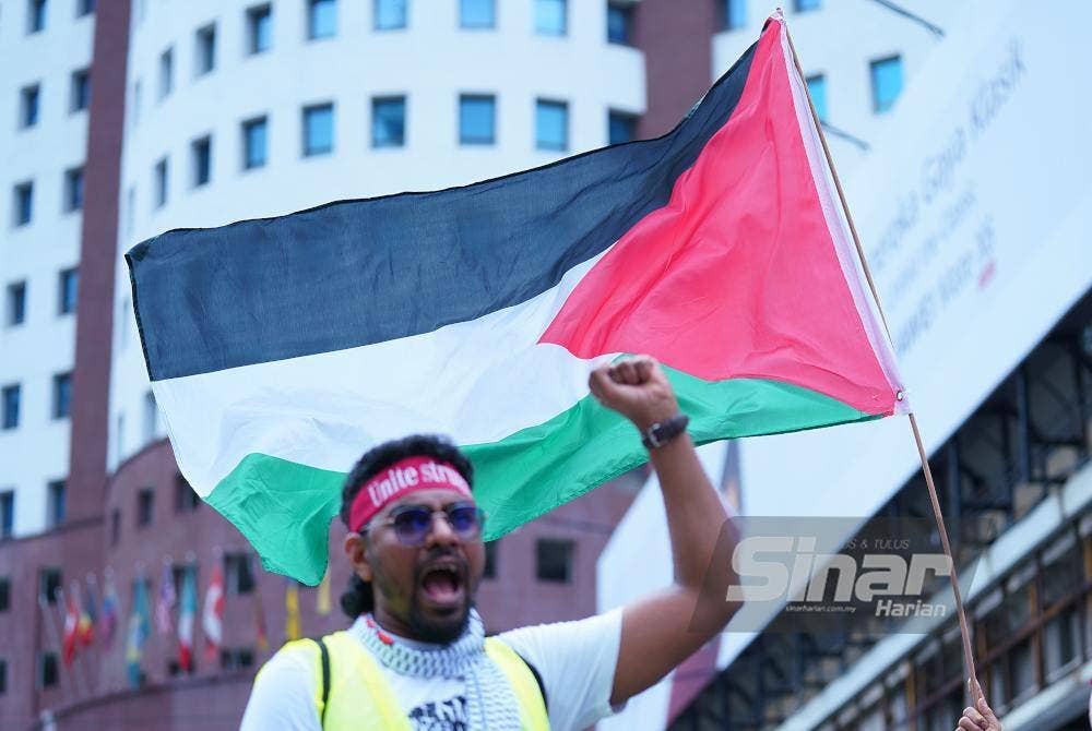 Bendera Palestin berkibar sepanjang demonstrasi aman yang diadakan. Foto Sinar Harian MOHD HALIM ABDUL WAHID