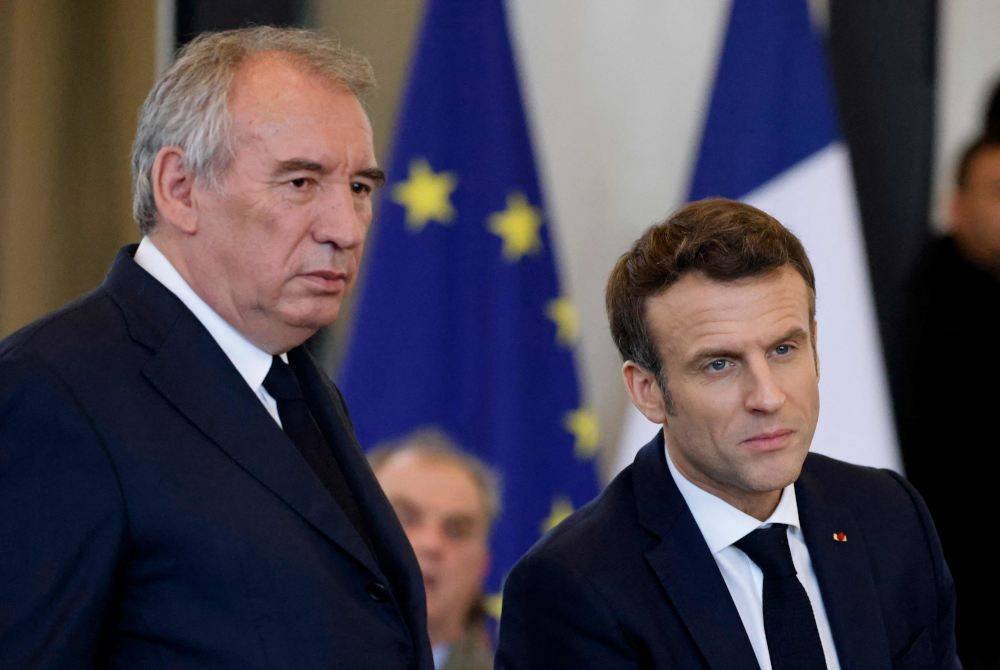 Francois Bayrou (kiri) and Emmanuel Macron (kanan). Foto AFP