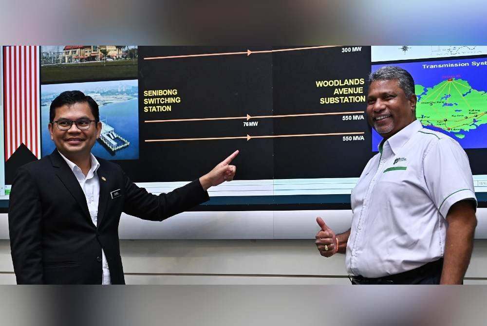 Akmal Nasrullah menyaksikan eksport TBB ke Singapura di NLDC TNB.