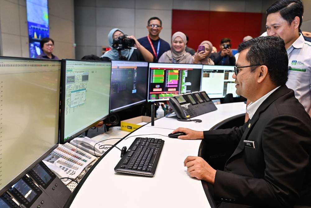 Akmal Nasrullah membuat tetapan saling hubung bekalan tenaga Malaysia-Singapura bagi memulakan eksport TBB TNB ke Singapura NLDC TNB.