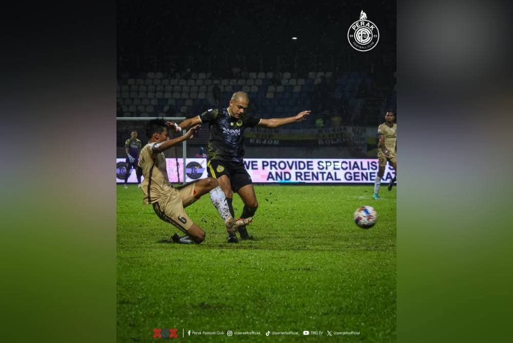 Sebahagian aksi perlawanan suku akhir Piala Malaysia di antara Perak FC menentang Sri Pahang FC di Stadium MPM di sini pada Jumaat. Foto Perak FC