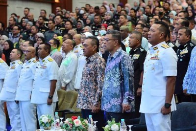 Saifuddin bersama penjawat awam menyanyikan lagu Negaraku dalam Perhimpunan Bulanan Kementerian Dalam Negeri di Putrajaya pada Khamis.