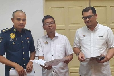 Baderul Amin (tengah) pada sidang media memaklumkan kadar baharu caj tempat letak kereta di kawasan MBSP.