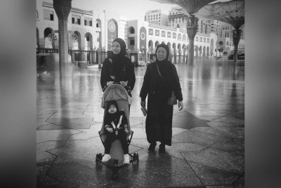 Scha berkongsi gambar kenangan bersama arwah ibunya.