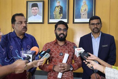 Prabakaran (tengah) ketika sidang media pada Sesi Libat Urus MITRA bersama kumpulan fokus golongan sasar masyarakat India berpendapatan rendah bagi penyediaan input Rancangan Malaysia Ke-13 (RMK13) di Kompleks Setia Perdana, pada Jumaat. Foto Bernama