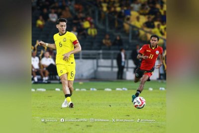 Aksi Kapten Harimau Malaya, Dominic Tan ketika berdepan Timor Leste dalam aksi Kumpulan A Piala ASEAN di Stadium Nasional Bukit Jalil pada Rabu. Foto FAM
