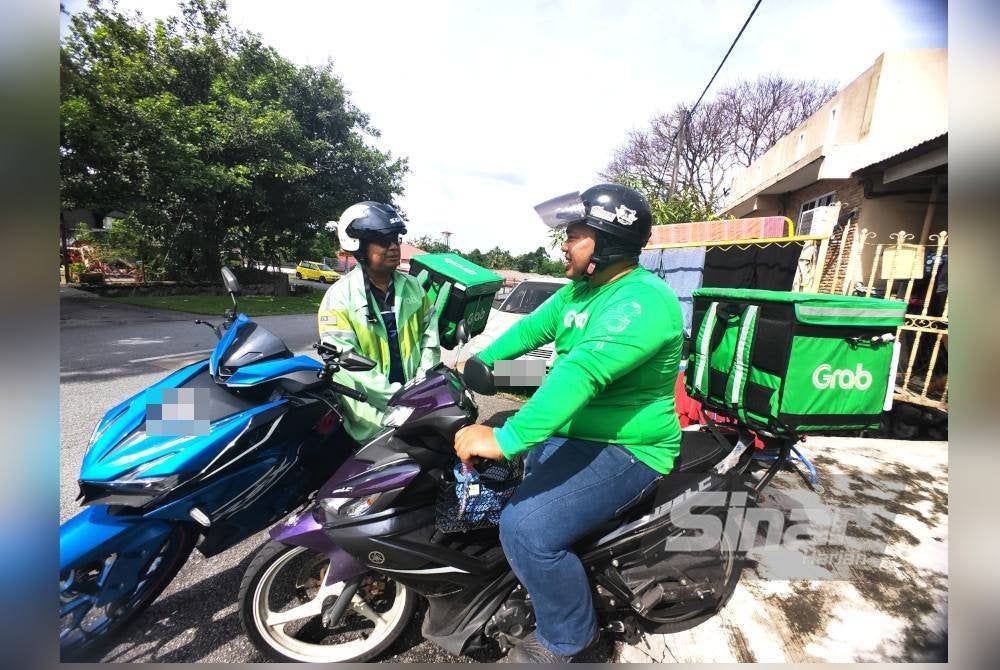 Muhammad Harith (kanan) seronok bekerja sebagai penghantar makanan.