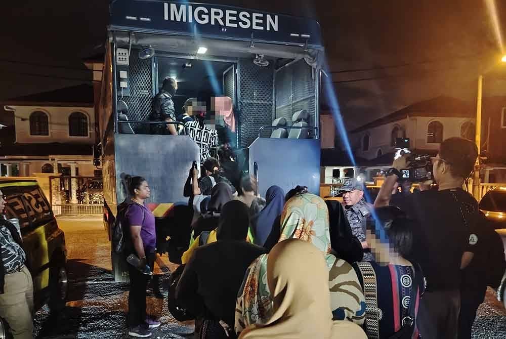 JIM menahan 51 warga asing dalam serbuan di kawasan setinggan di Taman Ayer Hitam, Dengkil pada Sabtu.
