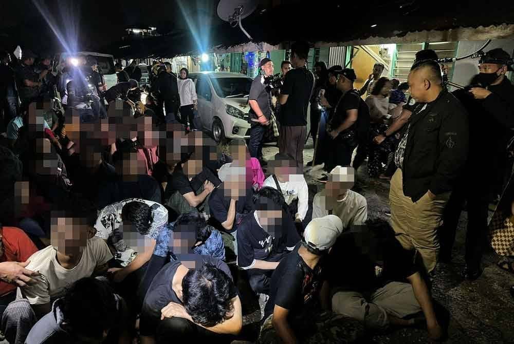 JIM menahan 51 warga asing dalam serbuan di kawasan setinggan di Taman Ayer Hitam, Dengkil pada Sabtu.