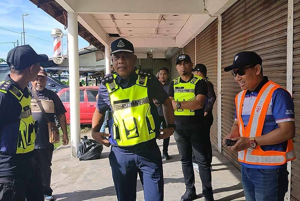 Wan Mohd Zahari turun padang menyertai operasi pemotongan bekalan elektrik premis perjudian di sekitar daerah ini pada Sabtu.