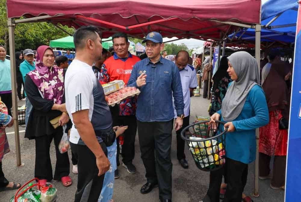 Saharuddin (tengah) beramah mesra dengan penduduk ketika melakukan melakukan lawatan di PJRM di Taman Desa Tanjung Damai