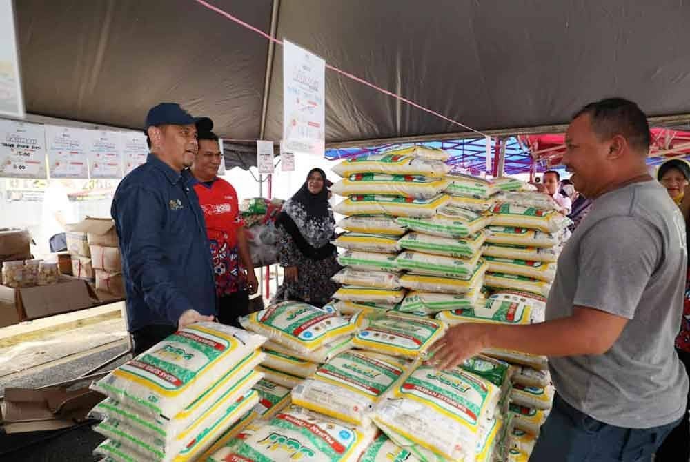 Saharuddin (tengah) melakukan lawatan di PJRM di Taman Desa Tanjung Damai