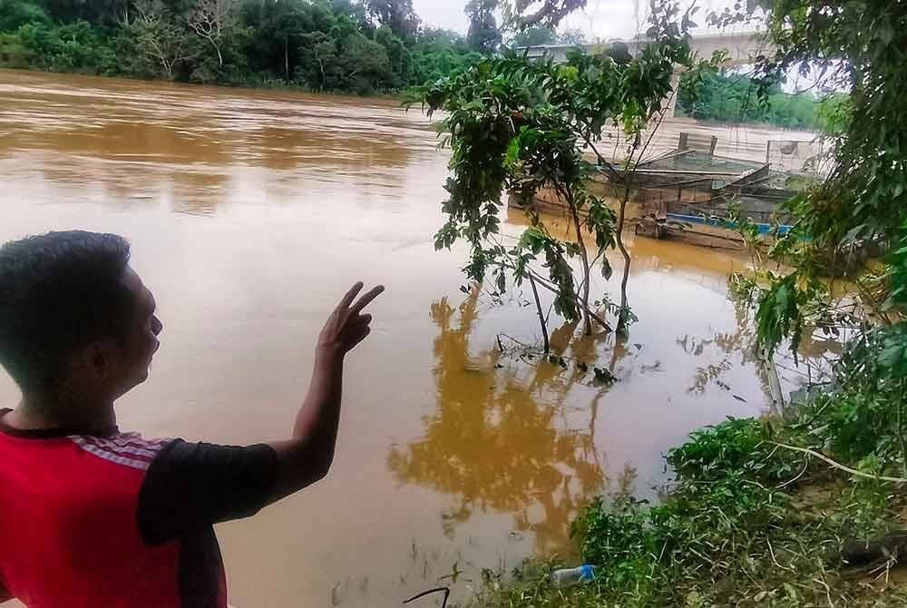 Mohd Safi menunjukkan baki sangkar yang terselamat dan tidak hanyut dalam kejadian pada Rabu.