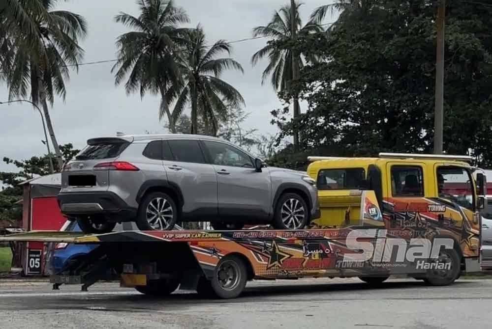 Kenderaan terjejas banjir dibawa ke bengkel menggunakan perkhidmatan trak tunda percuma.