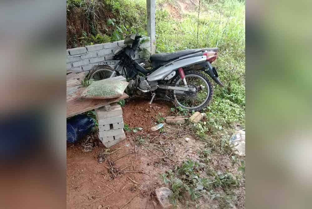 Sebuah motosikal milik penduduk turut rosak akibat serangan gajah di kebun milik mereka, baru-baru ini. Foto ihsan pembaca