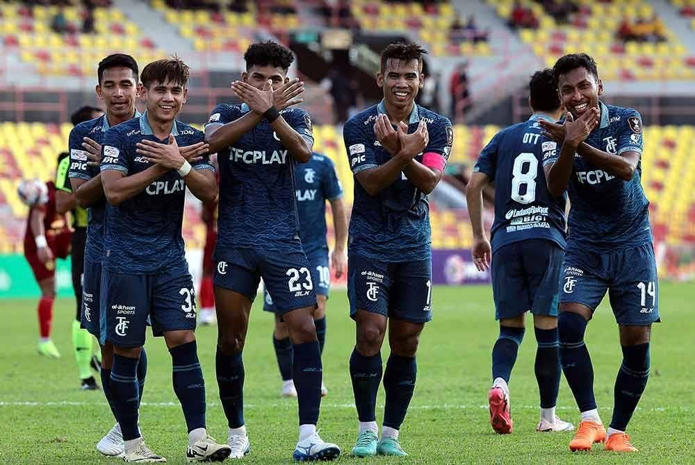 Pemain TFC, Muhammad Safawi Rasid (tiga, kanan) meraikan jaringan gol pertama ketika beraksi menentang NSFC pada perlawanan suku akhir pertama Piala Malaysia di Stadium Tuanku Abdul Rahman Paroi pada Sabtu.