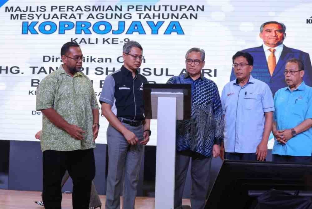 Shamsul Azri (tengah) pada Majlis Perasmian Penutup Mesyuarat Agung Tahunan Kali Ke-9 KOPROJAYA di Dewan Maksak Putra Presint 14 pada Sabtu. Foto Bernama