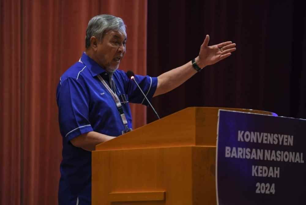 Ahmad Zahid menyampaikan ucapan perasmian pada Konvensyen BN Kedah di Bedong pada Sabtu. Foto Bernama