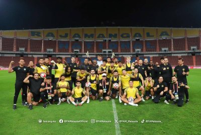 Pemain-pemain Harimau Malaya selepas sesi latihan menjelang perlawanan berdepan Thailand dalam aksi Kumpulan A Piala ASEAN di Bangkok pada Jumaat. Foto FAM