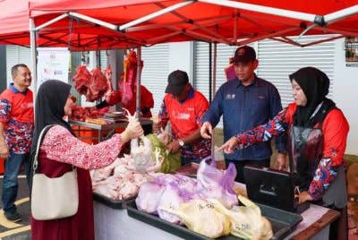 Orang ramai mengambil peluang membeli barangan di Jualan Rahmah Madani.