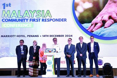 Dr Dzulkefly (empat, kiri) melakukan simbolik perasmian persidangan '1st Malaysia Community First Responder' pada Sabtu. Foto Bernama
