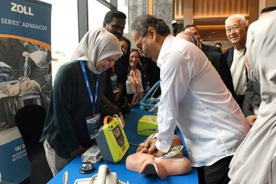 Dr Dzulkefly melakukan CPR selepas perasmian persidangan '1st Malaysia Community First Responder' di George Town pada Sabtu. Foto Bernama
