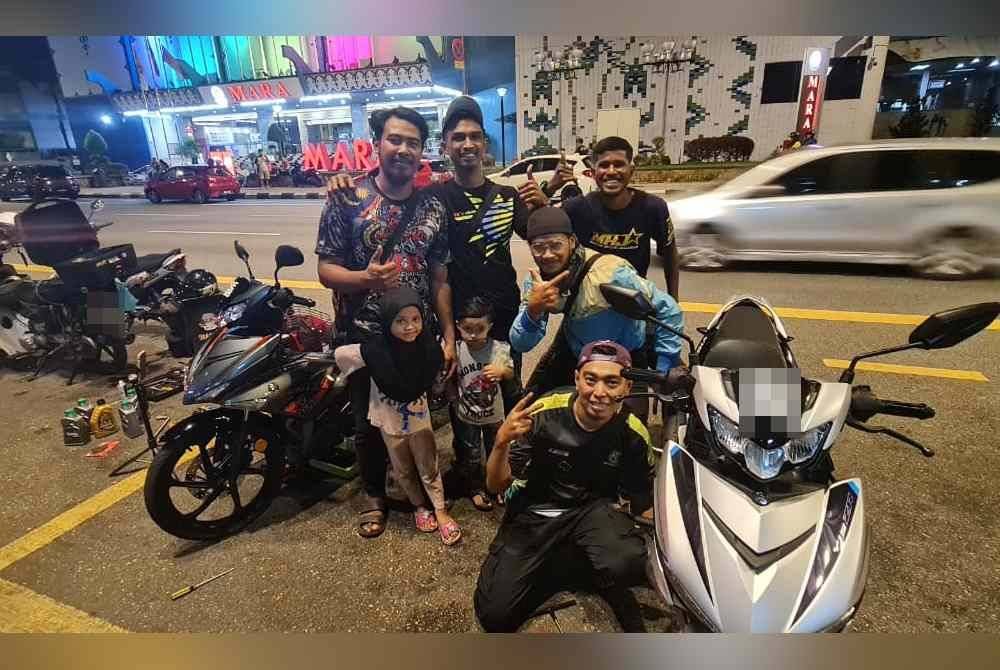 Rakan-rakan yang membantu tugas Muhammad Yusof di tepi jalan setiap hari.