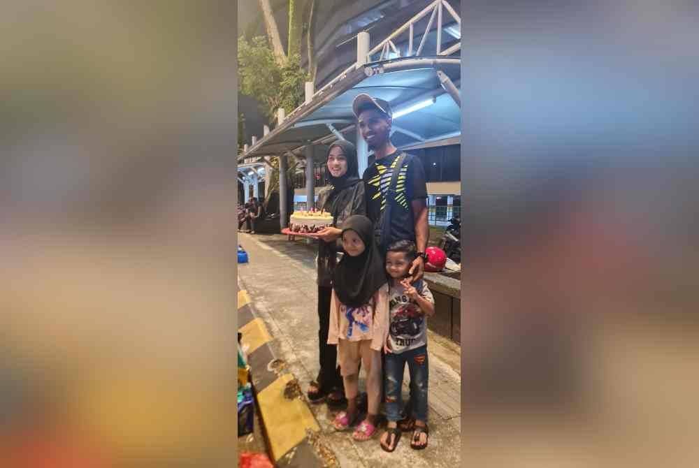 Muhammad Yusof bahagia dan puas dengan caranya menjalankan perkhidmatan menukar minyak hitam di tepi jalan