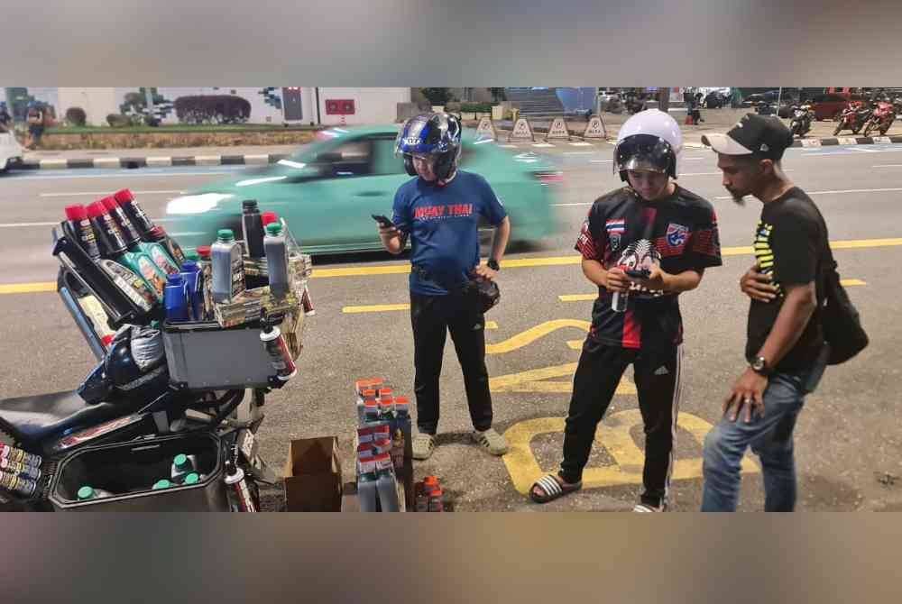 Muhammad Yusof melayan pelanggan yang singgah untuk menukar minyak hitam berhampiran Bangunan Medan Mara, Jalan Raja Laut.