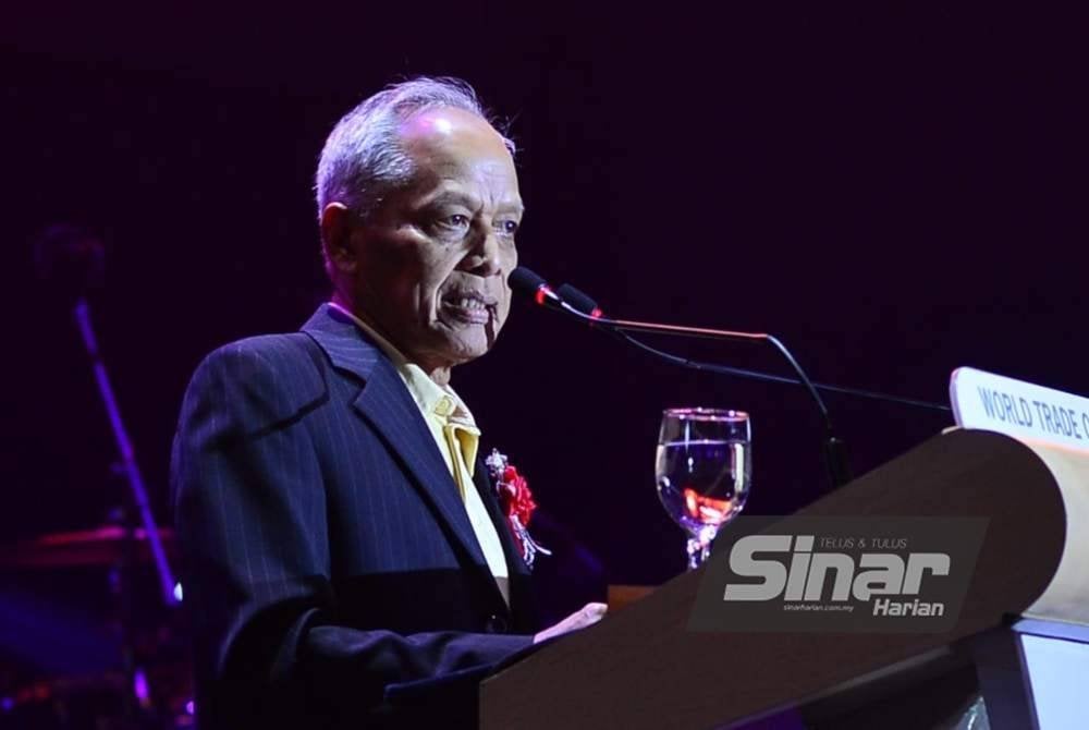 Presiden Persatuan Bekas Pelajar Sekolah Tengku Mahmud Besut Terengganu (TMESA), Datuk Muhammad Nasir Hamzah berucap pada Majlis Makan Malam Amal, Night of Love And Compassion di Pusat Dagangan Dunia Kuala Lumpur (WTC KL) pada Sabtu. Foto Sinar Harian ASWANDI SHUKOR