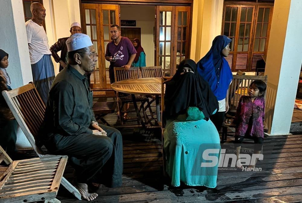 Huzaimy (kiri) yang bertemu dengan Siti Nur Shahidah di Pantai Kandis, Bachok. FOTO SINAR HARIAN-ADILA SHARINNI WAHID
