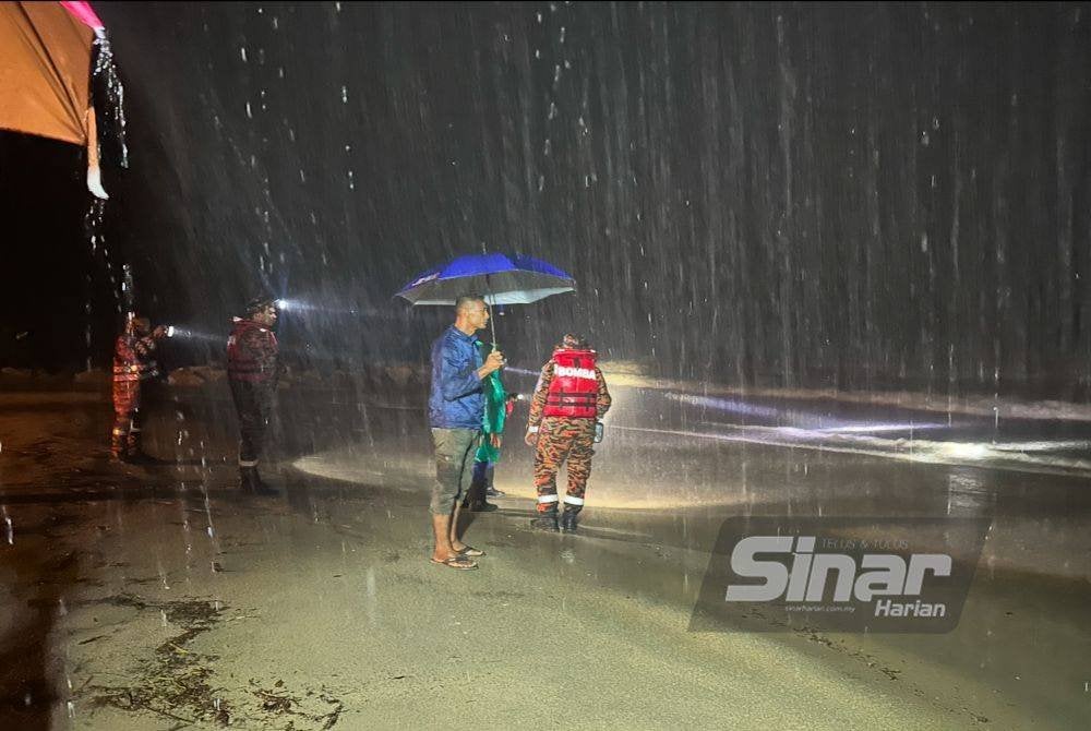Usaha pencarian dilakukan walaupun cuaca hujan. FOTO SINAR HARIAN-ADILA SHARINNI WAHID