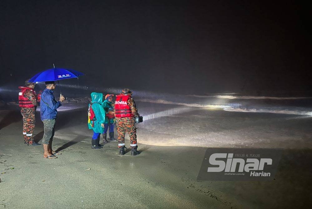 Mangsa masih belum ditemukan dan SAR diteruskan pasukan bomba, polis dan Angkatan Pertahanan Awam Malaysia.. FOTO SINAR HARIAN-ADILA SHARINNI WAHID.