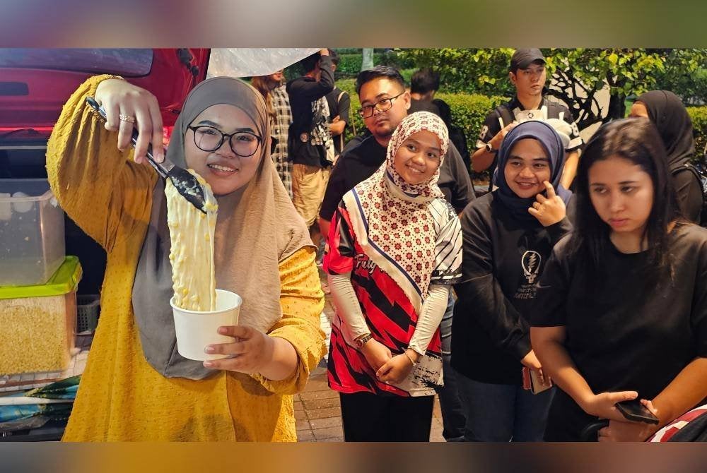 Jagung keju tarik antara makanan tular yang dijual dari but kereta di Dataran Ipoh.