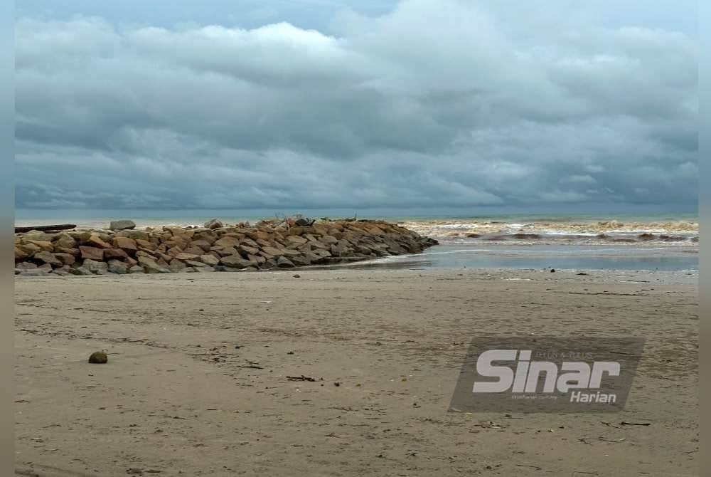 Benteng batu yang menjadi tempat terakhir mangsa berada sebelum turun ke air dan lemas. FOTO: SINAR HARIAN/ADILA SHARINNI WAHID.