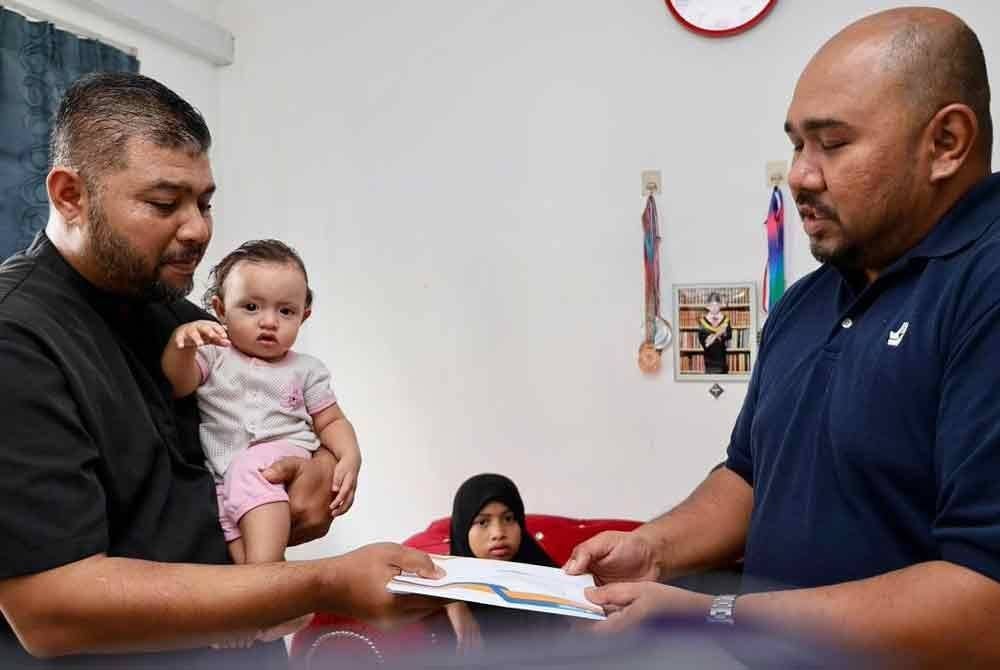 Mohamed Haffiez menerima sumbangan RM5,000 secara one off dari Mohd Mukhti.