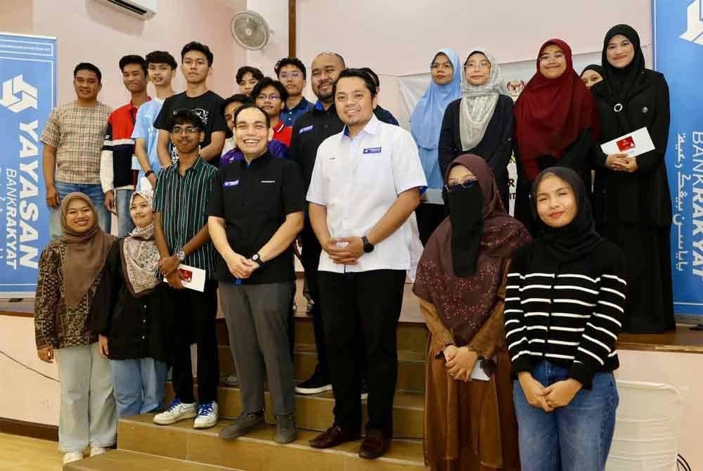 Syaredzan (tengah) bersama penerima bantual awal pengajian IPT.