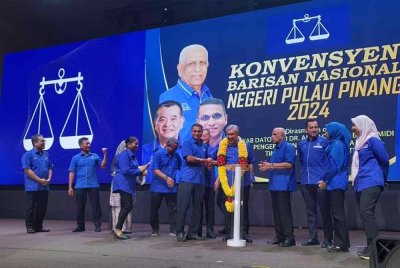 Ahmad Zahid menerima kalungan bunga malai dari Pengerusi MIC Pulau Pinang, Datuk J Dhinagaran selepas melancarkan Konvensyen BN Pulau Pinang, pada Ahad.